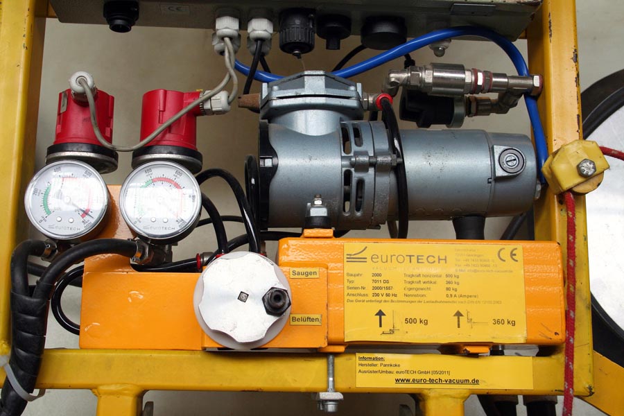 This conversion of a vacuum lifter to a 2-circuit vacuum lifting device was performed by euroTech.