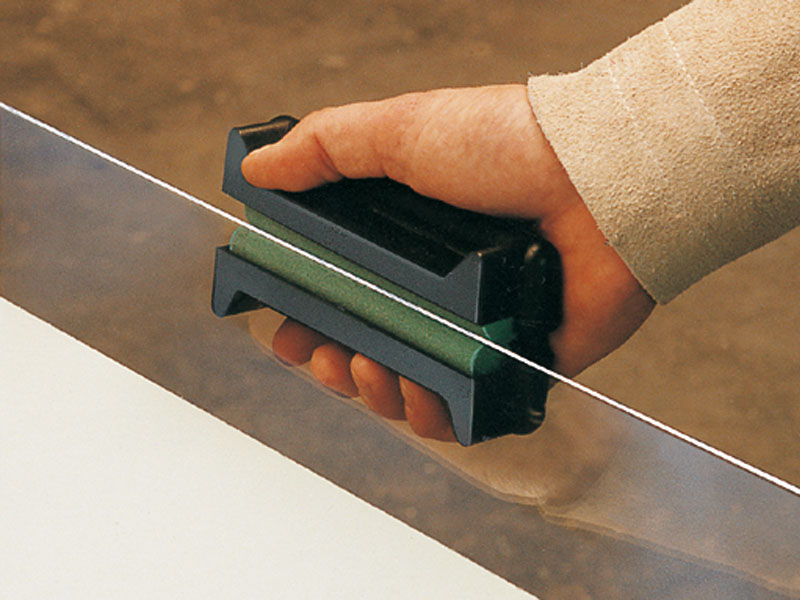 The “deburrer” for glass edges avoids cuts on sharp glass edges.