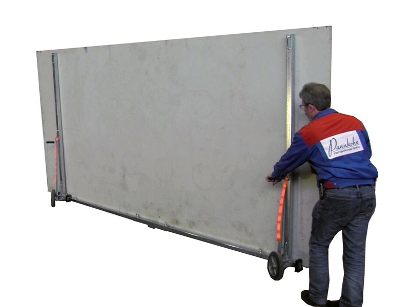 With the Plate Transport Carriage 496-120-2, panels or window elements weighing up to 750 kg can be easily moved. Even 1,000 kg can be moved with it, provided the floor has sufficient load-bearing capacity and is horizontal.