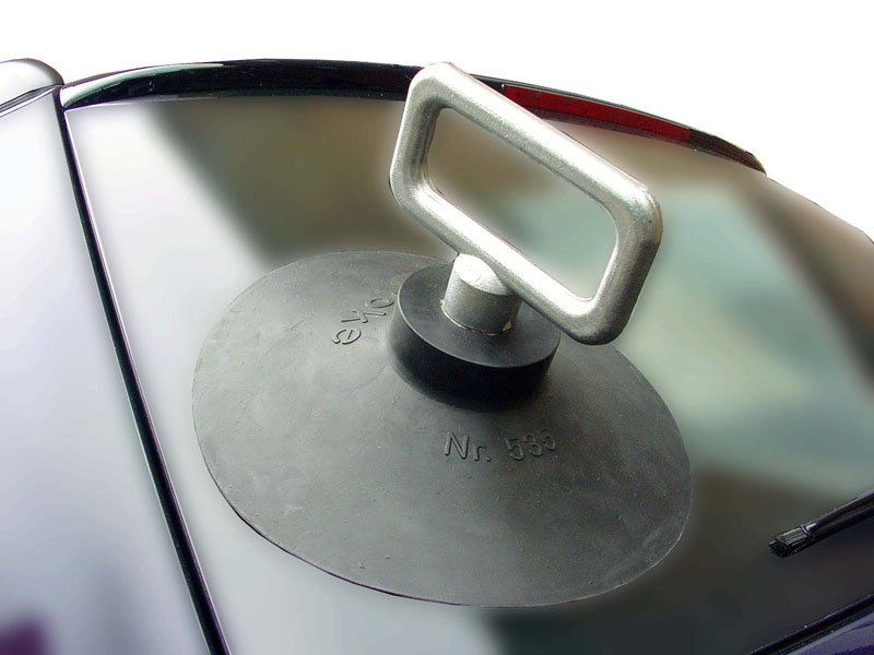 The PALUE – hand suction handle 535 in use on a vehicle window.
