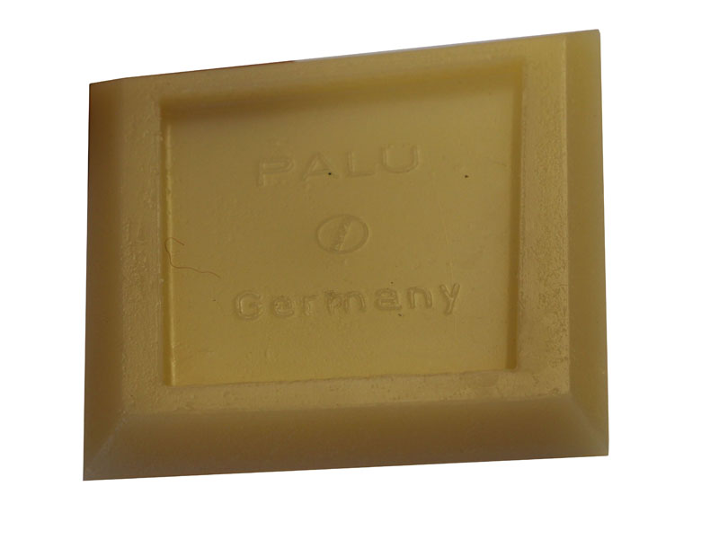 The famous PALUE plastic putty scraper, straight from the manufacturer. This tool is also known as a joint smoother or silicone spatula, and it helps cleanly remove excess sealing joint compound, such as when manufacturing windows or doors.