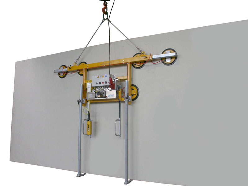 The Kombi 7001-AB vacuum lifting device is intended for glass storage. The original single-row vacuum lifting device was extended with a guide handle and at least two suction cups suspended at a lower point. This means that plate materials measuring up to 6 metres in width can be moved around while suspended vertically.