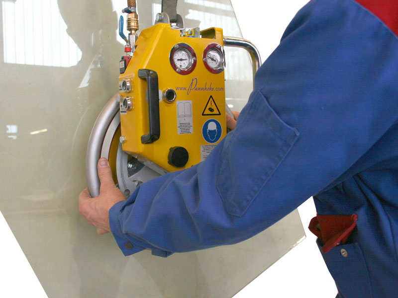 This vacuum lifter is designed for quick and simple operation in production. It enables a load weighing up to 150 kg to be turned manually through +/- 360 degrees.