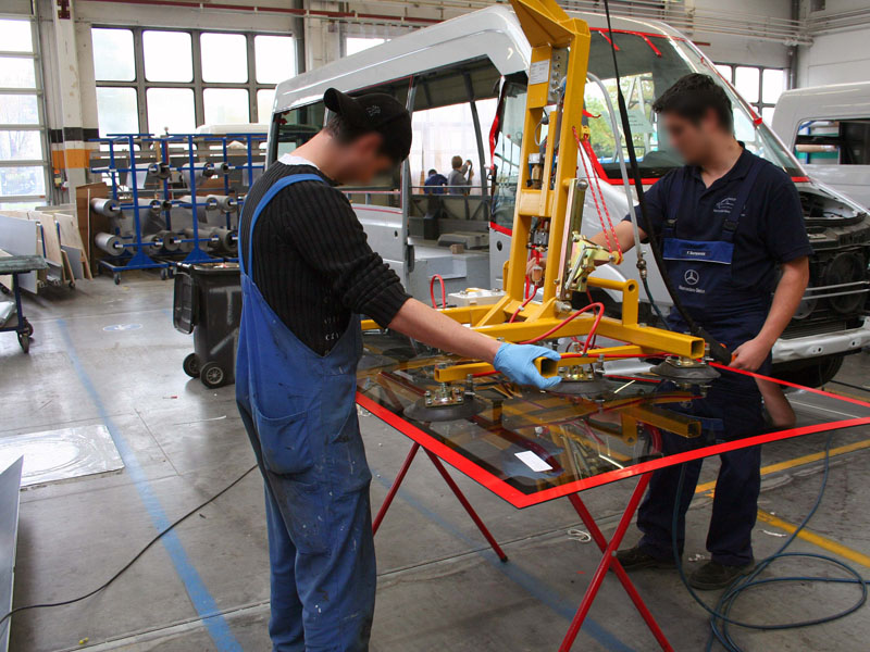 Vacuum lifter 7005-SO96/E in use at Daimler in the Sprinter assembly in Dortmund