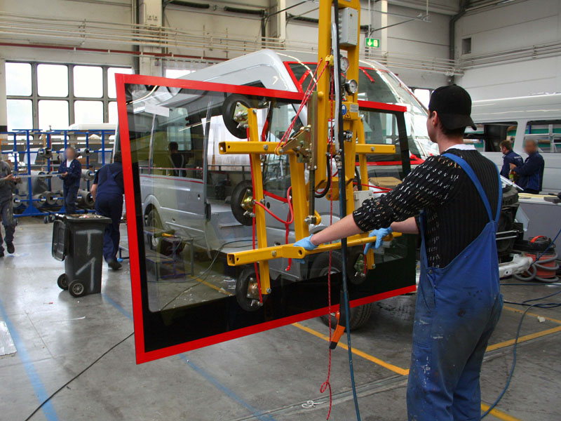 Vacuum lifter 7005-SO96/E in use at Daimler in the Sprinter assembly in Dortmund