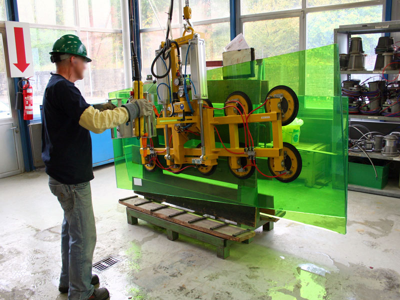 Vacuum lifter 7025-C-1000/E used in glass processing