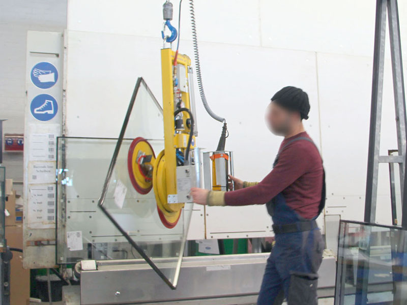 Vacuum lifter 7025-MD2/E used in insulating glass production