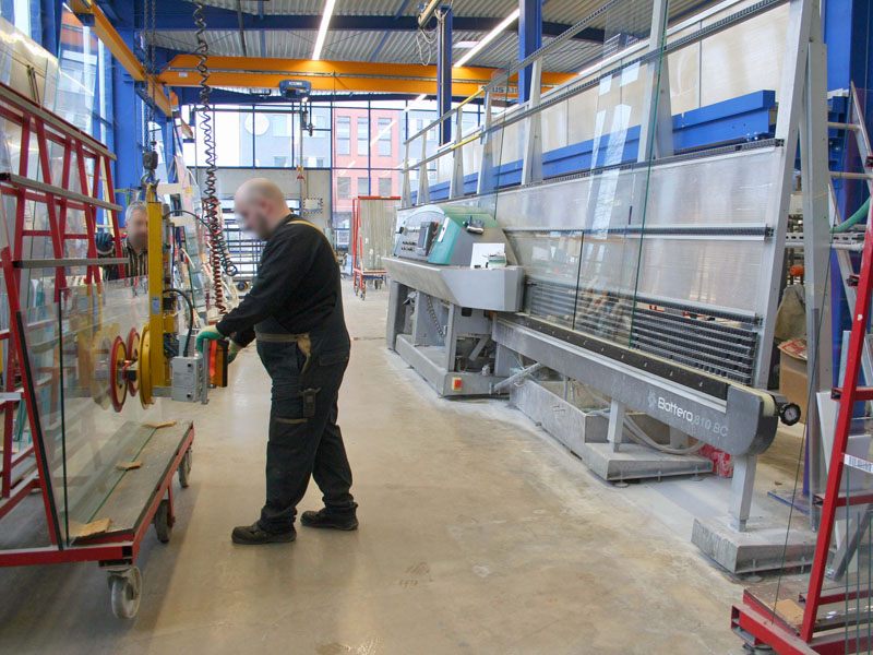Vacuum lifter 7025-MD2/E in use in glass grinding