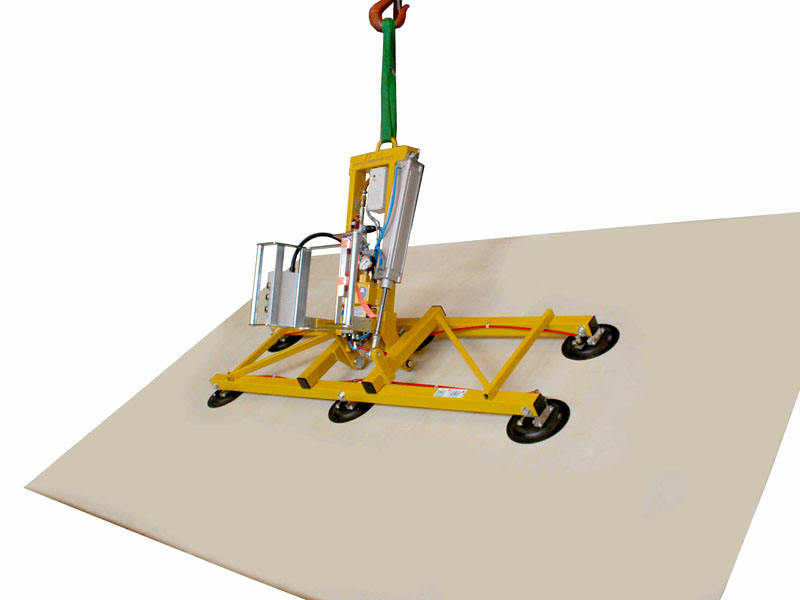 The 7025-MS4-2/E e vacuum lifting device was designed for the production of windows and doors. The spacing of its suction cups is variable.