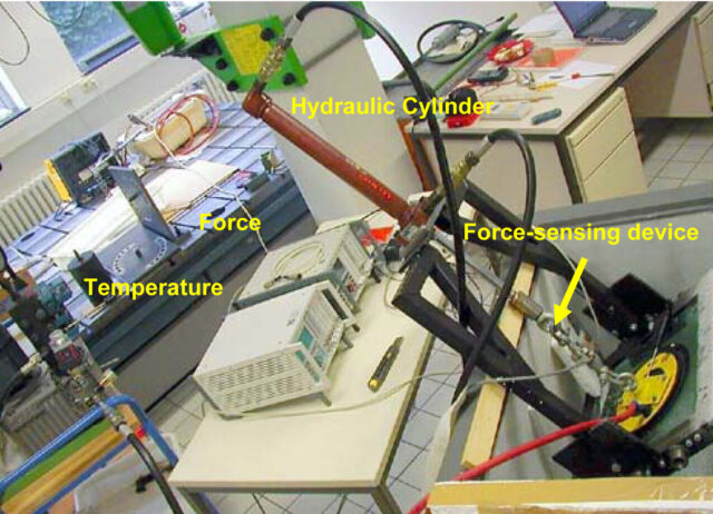 The photo shows the test arrangement for low temperature-measurement at suction cups.